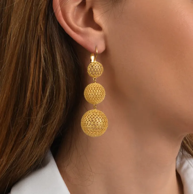 Betty long sleeper earrings - gold