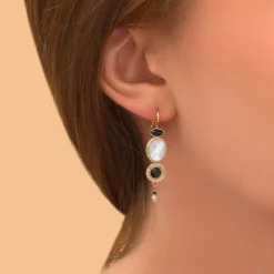 Fujita dangling sleeper earrings - white
