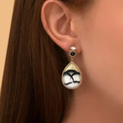 Fujita pierced stud earrings - white