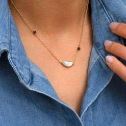 Lhasa pendant necklace - garnet and mother-of-pearl