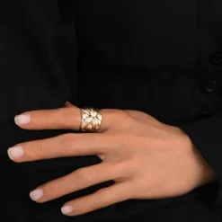 Lucy adjustable foliage ring in fine gold-plated metal - white