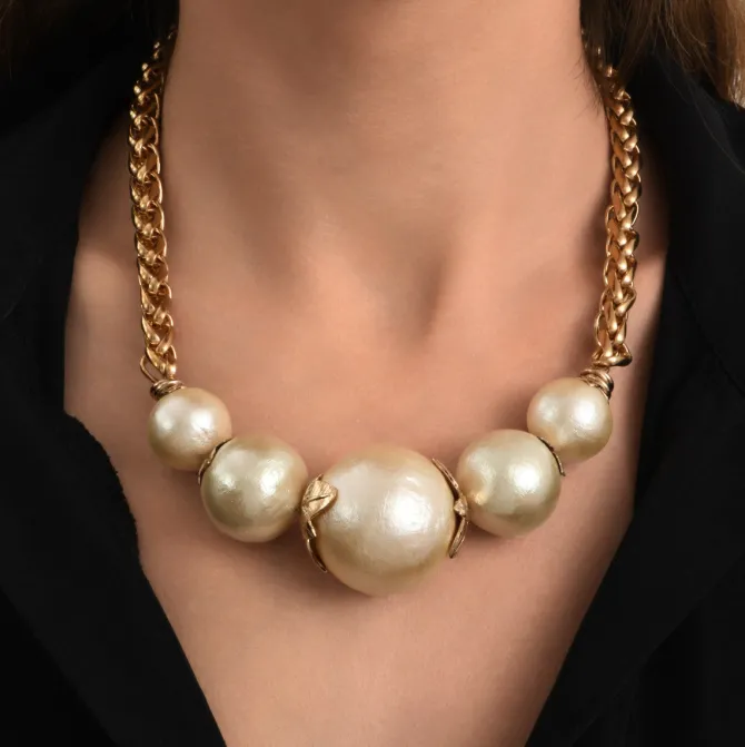 Lucy choker necklace in fine gold-plated metal and cotton beads - white