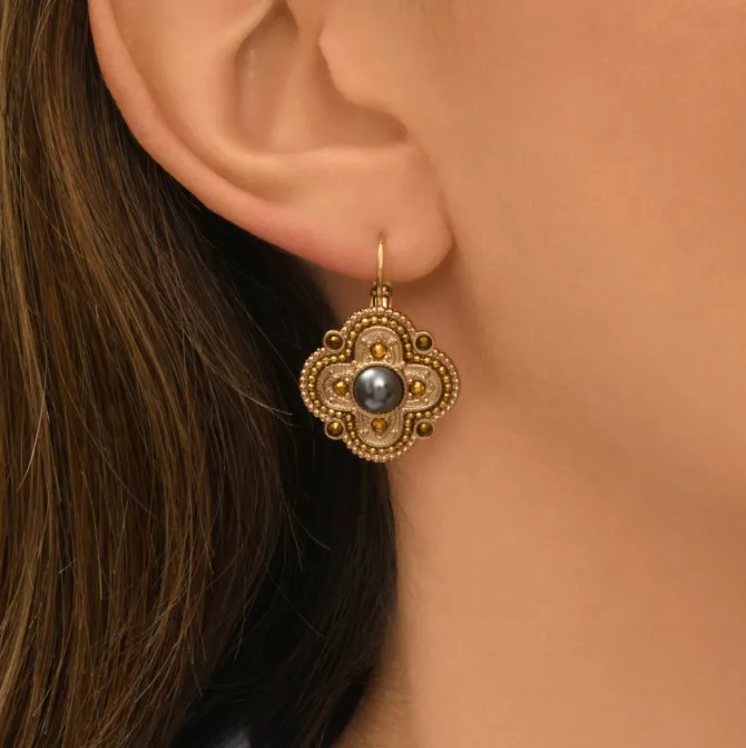 Positano sleeper earrings - white